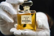 El libro El aroma de los imperios es un gran relato sobre la rivalidad entre Occidente y la Unión Soviética, con Chanel como bandera de lucha en los perfumes. El libro El aroma de los imperios es un gran relato sobre la rivalidad entre Occidente y la Unión Soviética, con Chanel como bandera de lucha en los perfumes.