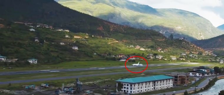 El Boeing aterrizó en la pista con mucha fuerza, según muestra el video. Foto: Captura de pantalla