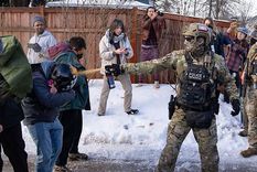 Un agente lanza un gas contra los manifestantes tras la muerte de la mujer.