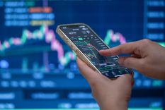 Los extraños movimientos en los mercados han motivado sospechas de que se hicieron con información privilegiada. Los extraños movimientos en los mercados han motivado sospechas de que se hicieron con información privilegiada.