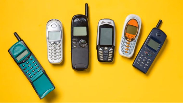 Los celulares antiguos como el Nokia 1100 vuelven a ser tendencia por su robustez y simplicidad.