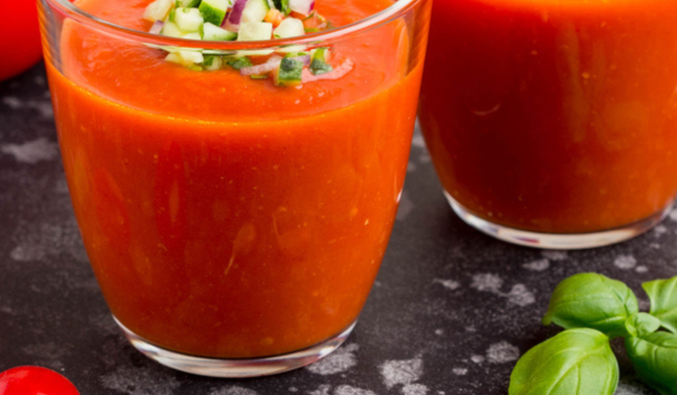 Aperitivo con clase: gazpacho en vasitos para mesas sofisticadas Foto: Shutterstock