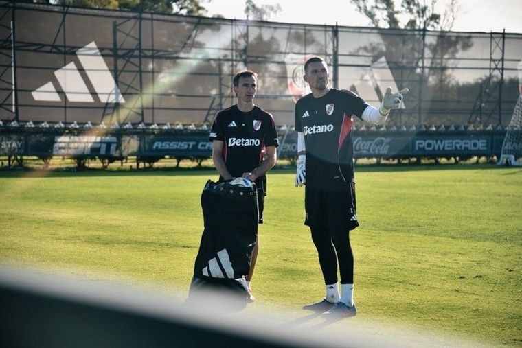 Franco Armani, junto a Marcelo Barovero, recientemente incorporado al CT como entrenador de arqueros.&nbsp;