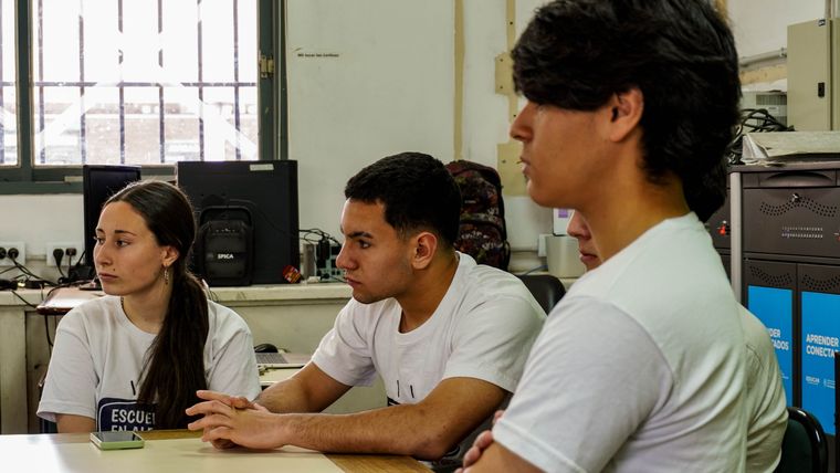 Con dinámicas entre pares, estudiantes de la Vicente Zapata buscan mejorar la convivencia escolar y frenar la violencia digital. Con dinámicas entre pares, estudiantes de la Vicente Zapata buscan mejorar la convivencia escolar y frenar la violencia digital.