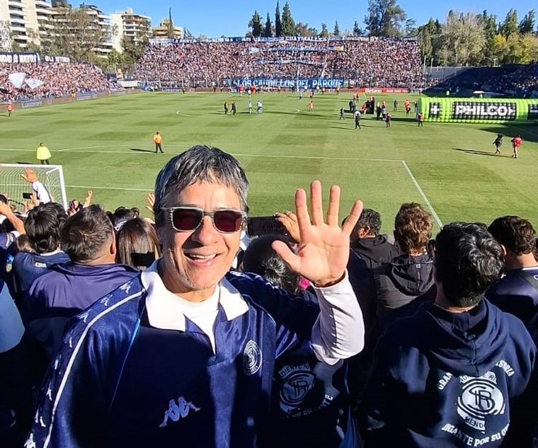 El columnista Ulises Naranjo, fanático por un día en la tribuna de la Lepra. Foto Gentileza Mafalda Faggian El columnista Ulises Naranjo, fanático por un día en la tribuna de la Lepra. Foto Gentileza Mafalda Faggian