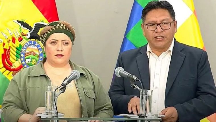 La ministra de la Presidencia, María Nela Prada, y el vicecanciller de Exteriores, Freddy Mamani Foto: BBC