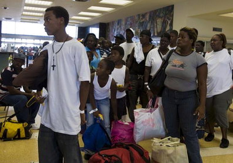 Largas filas en la Terminal Unión de Pasajeros para evacuar Nueva Orleans, Luisiana. Foto: EFE