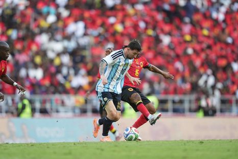 Lionel Messi causó una verdadera revolución en Angola, asistió en el 1-0 y marcó el 2-0 del triunfo de la Selección argentina. Lionel Messi causó una verdadera revolución en Angola, asistió en el 1-0 y marcó el 2-0 del triunfo de la Selección argentina.