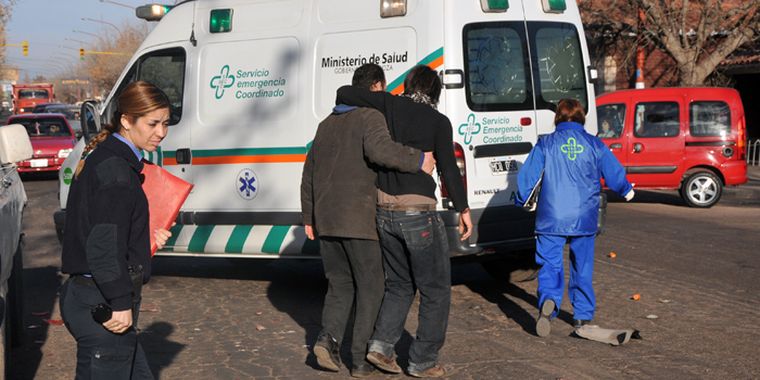 El joven lesionado, asistido por el SEC. Foto: Mediamza.com