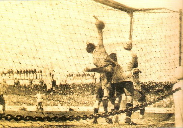 La foto inovidable del primer gol olímpico.