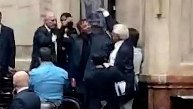 Exigen sanciones para los diputados que generaron disturbios en el recinto. Foto: Captura de video