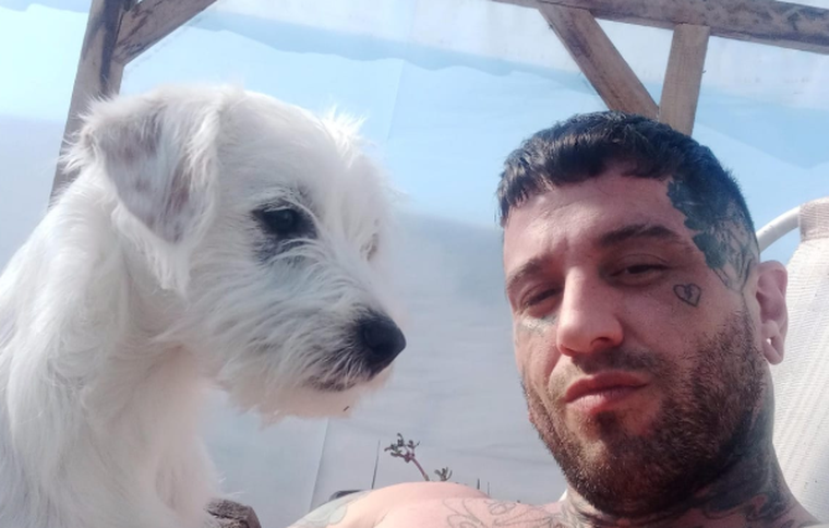 El hermano de la víctima apuntó contra los agentes policiales. 