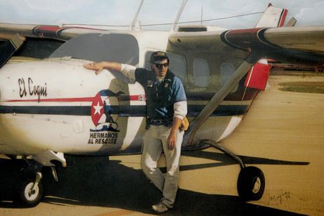 Carlos Costa, que pilotaba una de las dos avionetas, fue uno de los cuatro activistas de Hermanos al Rescate que murieron en el ataque. Carlos Costa, que pilotaba una de las dos avionetas, fue uno de los cuatro activistas de Hermanos al Rescate que murieron en el ataque.