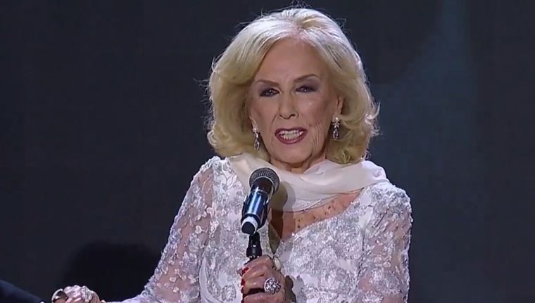 La conductora de El Trece le tiró un palito al Gobierno nacional. Foto: Captura de pantalla/  América TV