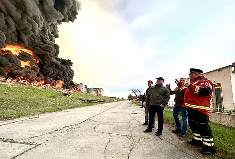Un depósito de petróleo se incendió tras un ataque de drones en Crimea Foto: Télam
