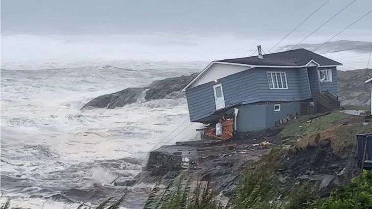 Varias casas han sido arrastradas al mar. Foto: REUTERS