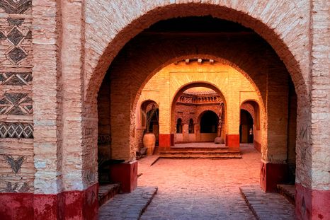 El adobe continúa siendo uno de los materiales característicos de la arquitectura tradicional de Marrakech y el sur de Marruecos. El adobe continúa siendo uno de los materiales característicos de la arquitectura tradicional de Marrakech y el sur de Marruecos.