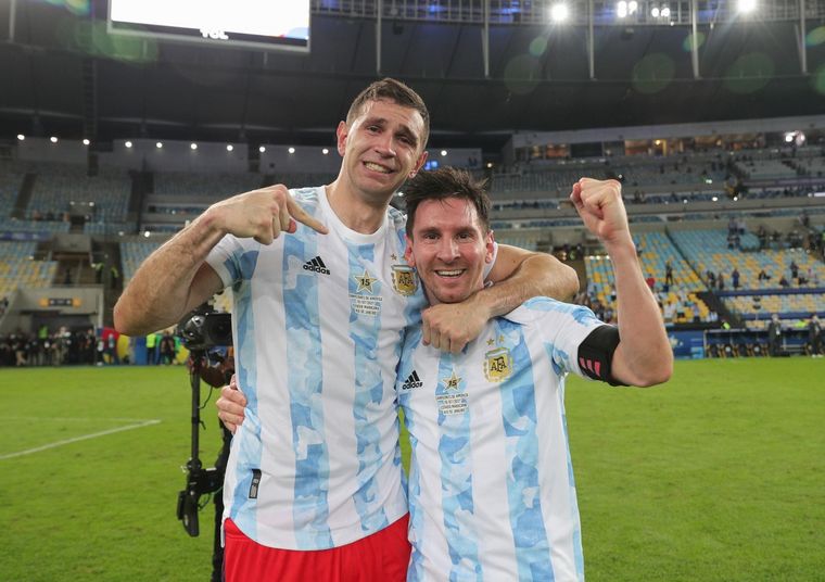 El Dibu Martínez y la Pulga Messi, abrazados en el Maracaná Foto: AFA