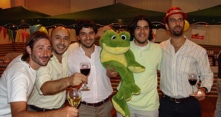 El grupo más divertido de la noche juntó sus tickets y los canjeó por la rana Nancy. Foto: MDZ