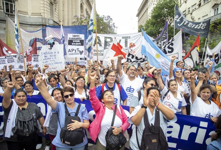 La modalidad de protesta de los trabajadores del Hospital Garrahan que se hizo viral. Foto: NA