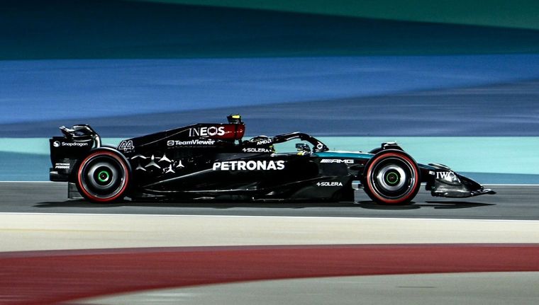 Lewis Hamilton dominó el jueves en Bahréin Foto: @MercedesAMGF1