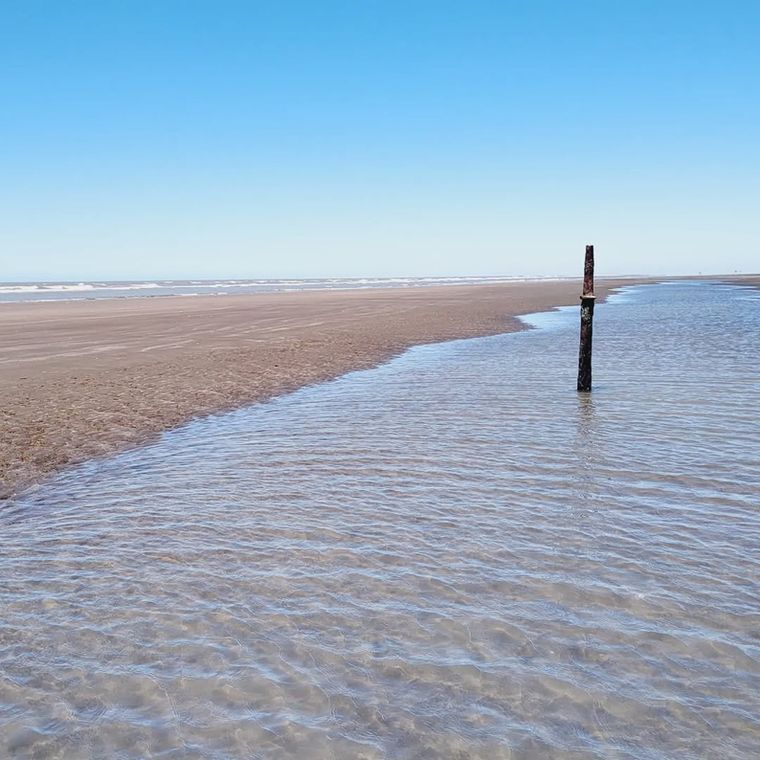 La tranquilidad del pueblo costero se respira en cada uno de sus 24 kilómetros de playa virgen.