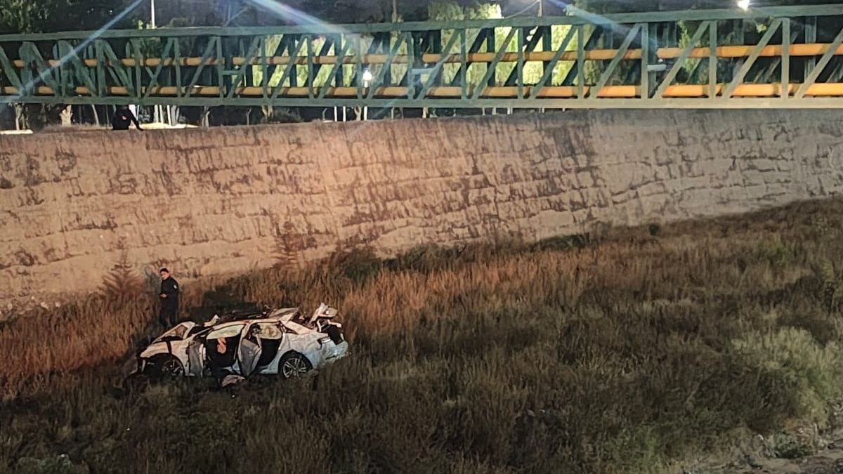 Un hombre murió tras volcar con su auto en un canal en Godoy Cruz