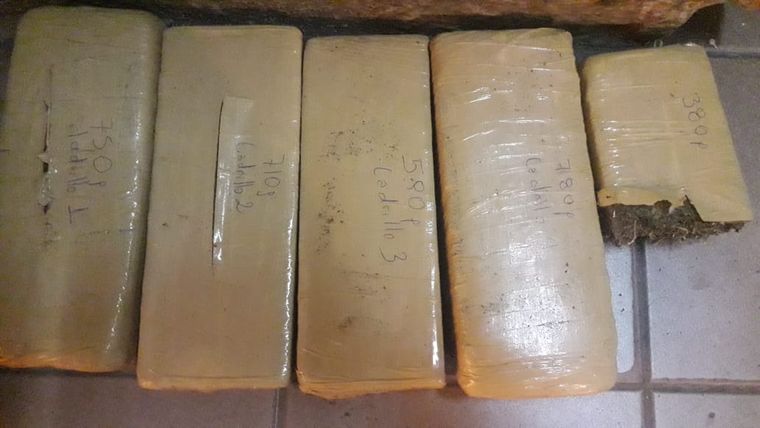 Los ladrillos de marihuana que encontraron dentro del vehículo