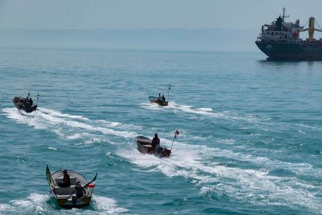La "flota mosquito" de Irán está compuesta por lanchas de ataque pequeñas y rápidas, mostradas aquí en 2024 durante un desfile naval. La "flota mosquito" de Irán está compuesta por lanchas de ataque pequeñas y rápidas, mostradas aquí en 2024 durante un desfile naval.