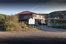 La sede del Colegio San Jorge de Chacras de Coria se ubica al oeste de la Ruta Panamericana.