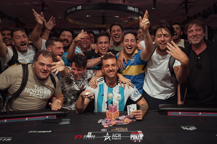 Spitale celebra con sus amigos. Ganó la Serie Mundial de Póker. Foto: @francospitale1
