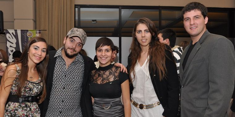Excelentes anfitriones: Calina Salas, el artista Damián Martínez, Carolina Gómez, Nieves Camus y Alex Morozov. Foto: Pachy Reynoso/MDZ