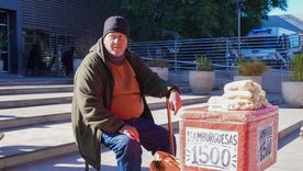 Con el partido de fondo, el trabajo en la calle no se detiene para los vendedores mendocinos. Con el partido de fondo, el trabajo en la calle no se detiene para los vendedores mendocinos.