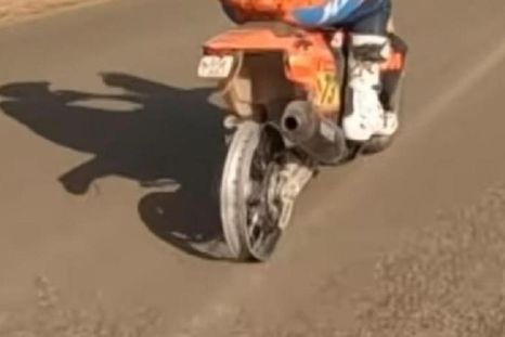 El joven piloto español rodó sin neumático y se negó a abandonar. El joven piloto español rodó sin neumático y se negó a abandonar.