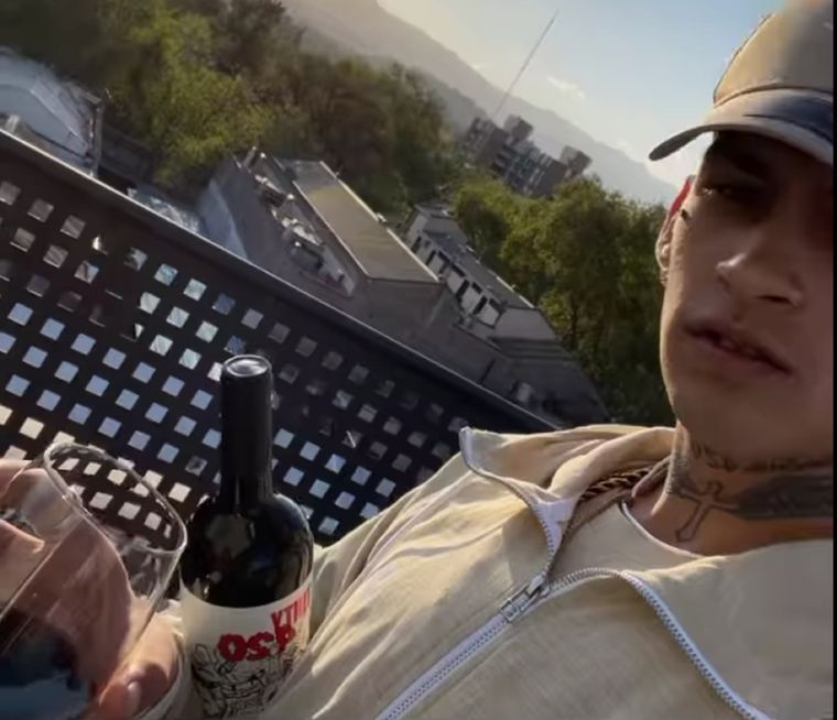 L-Gante tomando su vino, en Mendoza. Foto: Instagram