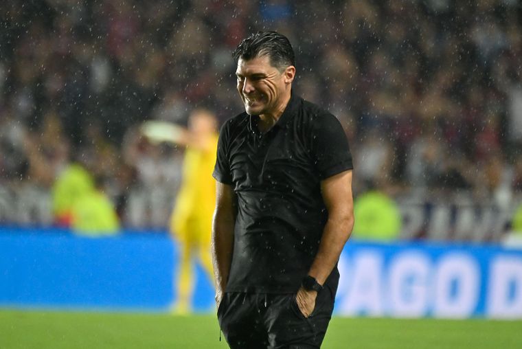 Alexander Medina explotó contra Zunino por una falta no cobrada en el final del partido y terminó expulsado.&nbsp;