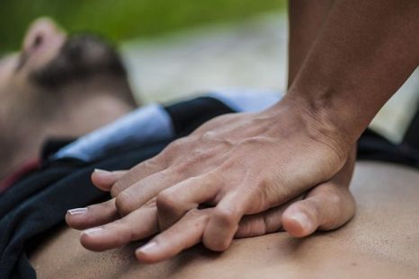 Cuando el corazón deja de latir súbitamente, es crucial empezar inmediatamente con compresiones al pecho y luego aplicar un shock eléctrico con un desfibrilador. Foto: Getty Images