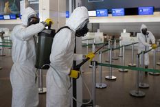 Tareas de desinfección en el Aeropuerto Internacional de Brasilia. Foto: EFE