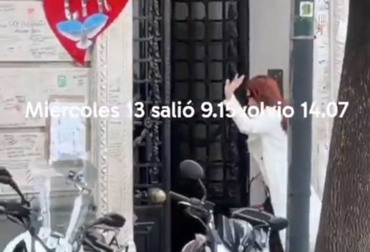 Apareció un sorpresivo video de CFK saliendo de su casa