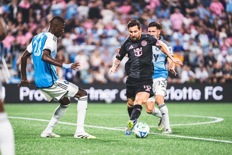 A Messi le cometieron el penal, lo cobraron a instancias del VAR y el arquero Kahlina le contuvo el remate que la Pulga picó. Foto: Prensa Inter Miami