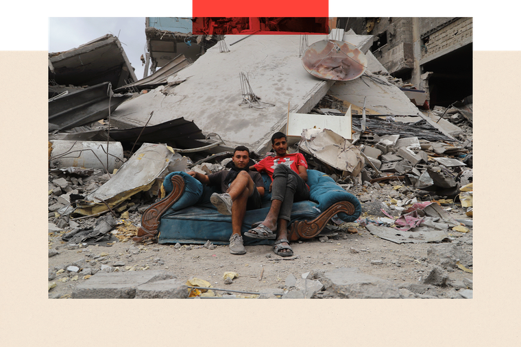 Civiles entre escombros y ruinas de la guerra en Gaza. El exasesor de Hamás, Ahmed Yousef, afirma que Hamás está cansado de la guerra.