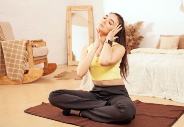 Esta postura de pilates te hará dormir bien Foto: Shutterstock