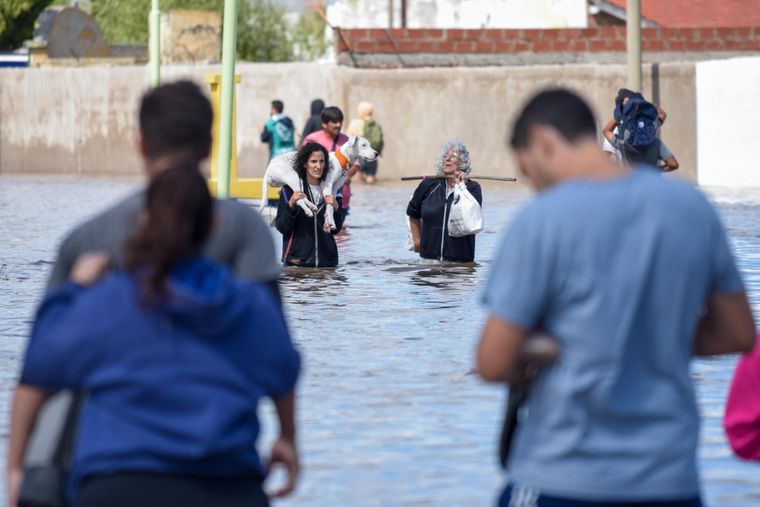 Momentos de desesperación se viven en la ciudad de Bahía Blanca. Foto: EFE