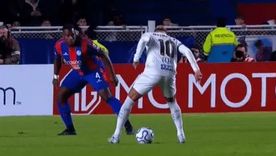 Neymar protege la pelota ante la marca de Romaña en San Lorenzo-Santos. Neymar protege la pelota ante la marca de Romaña en San Lorenzo-Santos.