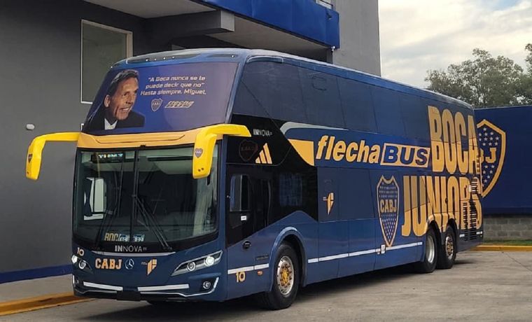 El micro de Boca luce ahora la imagen de Miguel Ángel Russo.