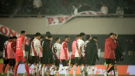 El plantel de River su silbado e insultado por sus hinchas durante y después de la derrota frente a Sarmiento de Junín.