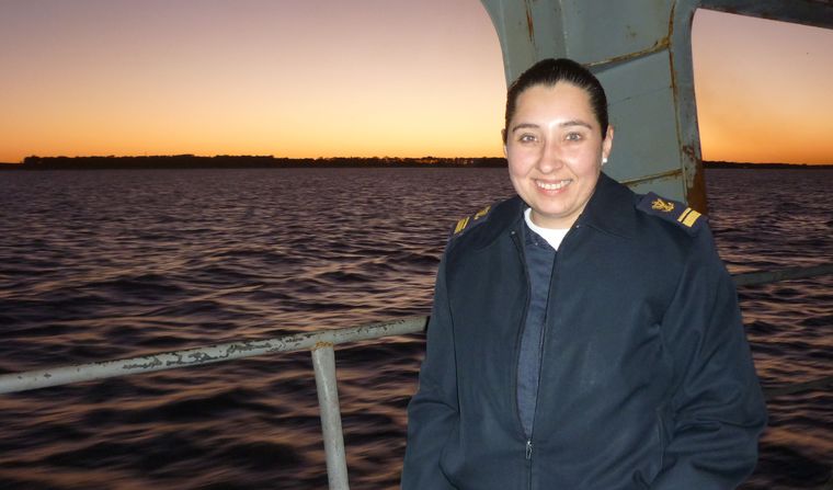 Nacida en Mendoza, Alejandra Aguilar Orozco hizo historia al convertirse en la primera mujer de su especialidad en llegar al grado máximo dentro de la Armada Argentina. Nacida en Mendoza, Alejandra Aguilar Orozco hizo historia al convertirse en la primera mujer de su especialidad en llegar al grado máximo dentro de la Armada Argentina.