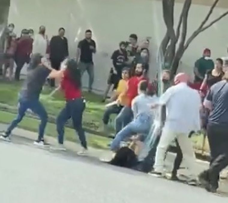 Escándalo ¿Hambre? ¿Salud? No, la gente se pelea para comprar ropa.