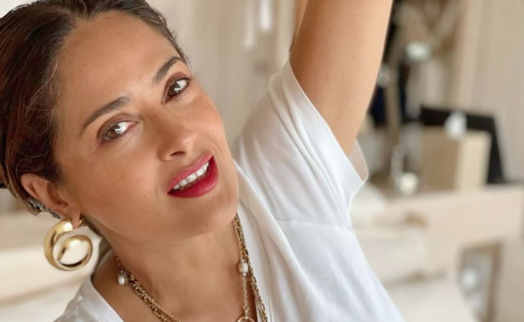 Salma Hayek sabe siempre cómo dar en la tecla de los must de temporada. Foto: Instagram @salmahayek