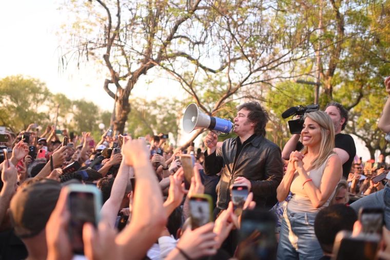 Javier Milei en Corrientes, acompañado de Virginia Gallardo.